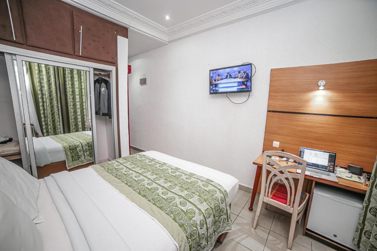 Fini Hotel Bobende Limbe Luaran gambar