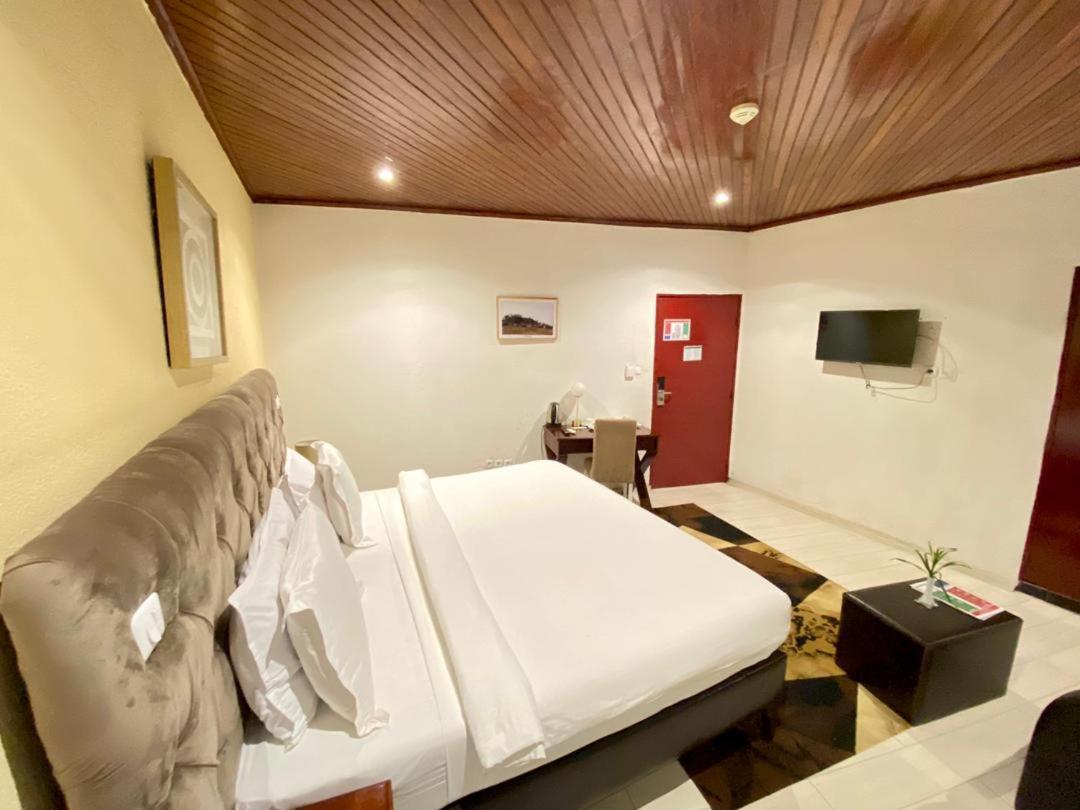 Fini Hotel Bobende Limbe Luaran gambar