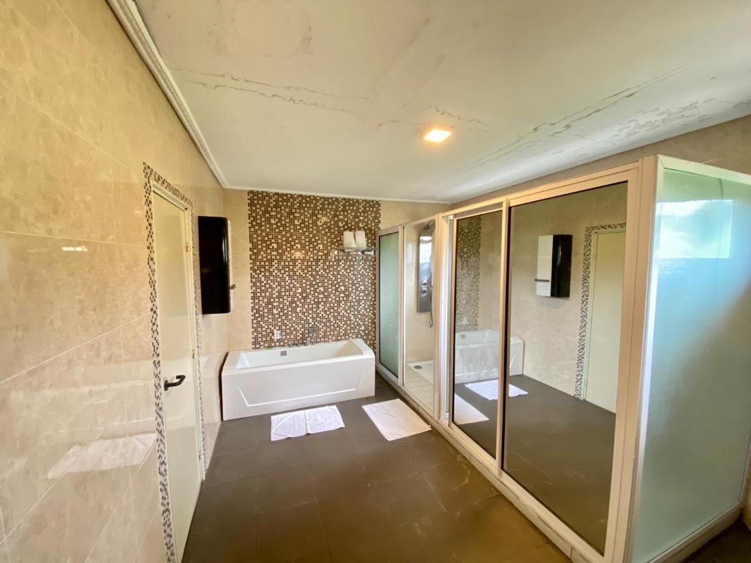 Fini Hotel Bobende Limbe Luaran gambar