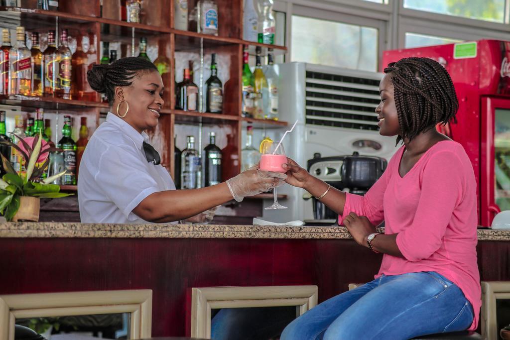 Fini Hotel Bobende Limbe Luaran gambar